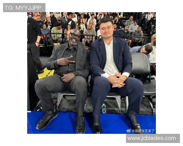 穆托姆博与姚明亲密合影展现篮球巨星友谊与传奇时刻